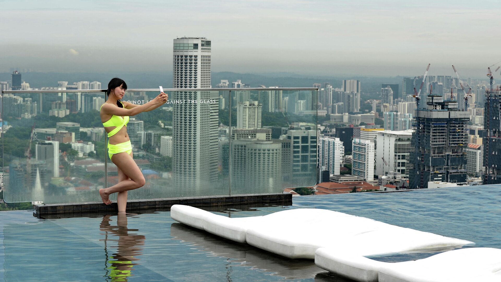 Посетительница бассейна на крыше небоскреба в Сингапуре - РИА Новости, 1920, 19.10.2021