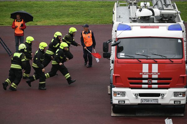 Участники открытого чемпионата города Москвы по боевому развертыванию среди команд Пожарно-спасательного центра Москвы