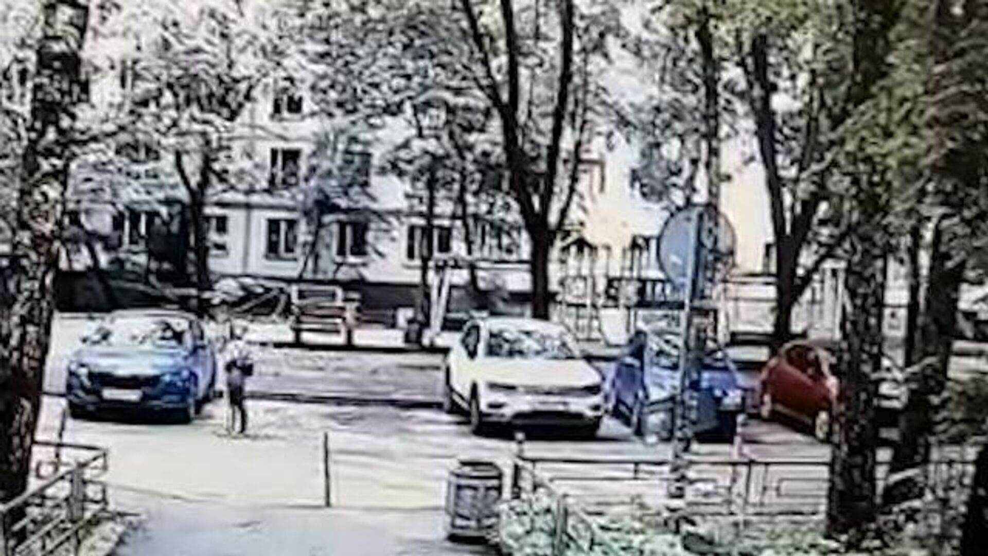 Женщина оставляет ребенка во дворе. Видео с камеры наблюдения - РИА Новости, 1920, 13.08.2021
