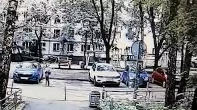 Женщина оставляет ребенка во дворе. Видео с камеры наблюдения
