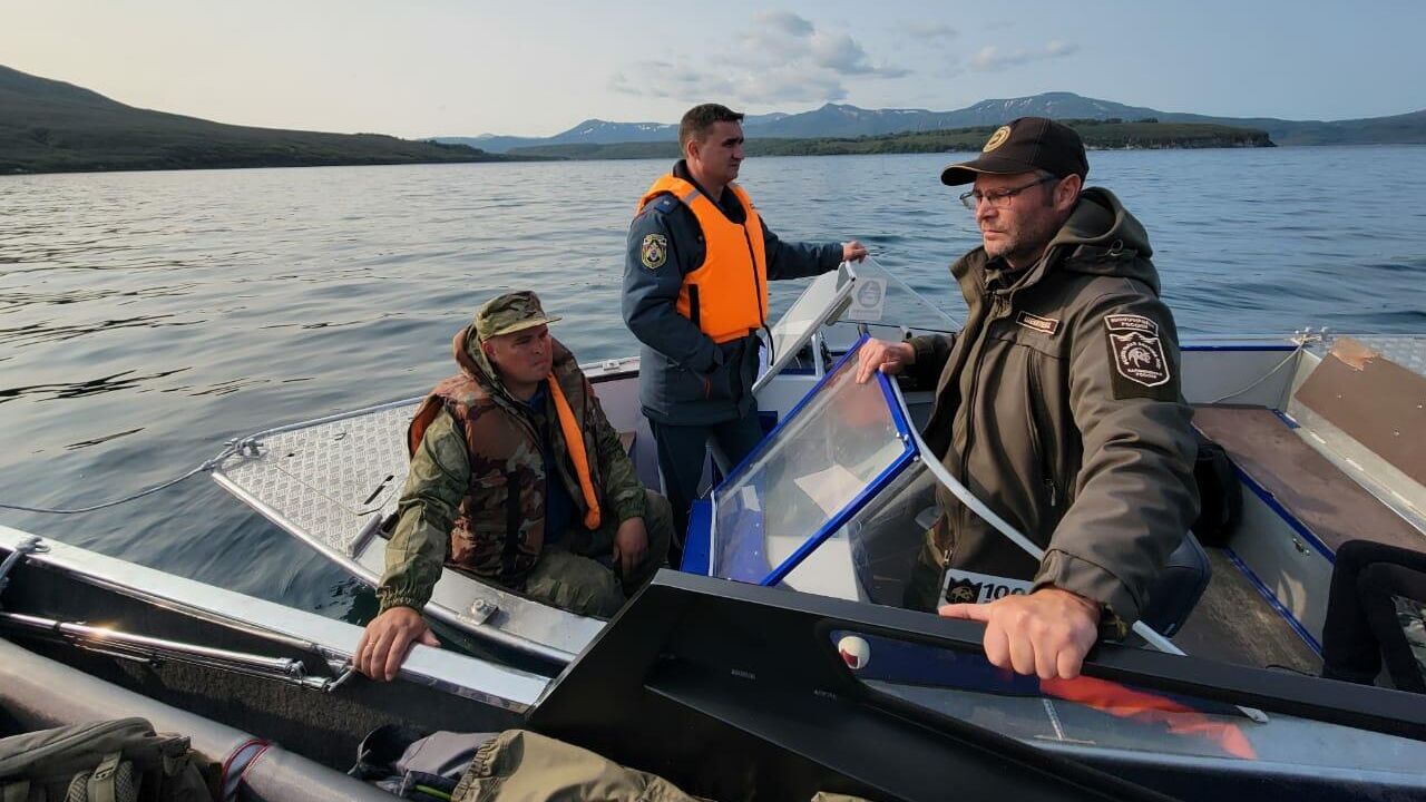 Поисково-спасательная операция на месте крушения вертолета Ми-8 на Камчатке  - РИА Новости, 1920, 17.08.2021