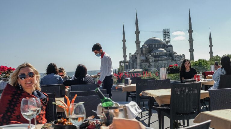 Туристы обедают возле мечети Святой Софии в Стамбуле
