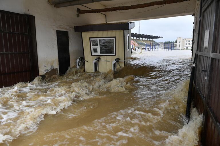 Проход на подтопленный в результате ливневых дождей стадион в Керчи