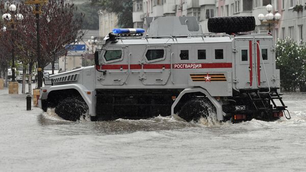 Автомобиль Росгвардии на подтопленной в результате ливневых дождей улице в Керчи