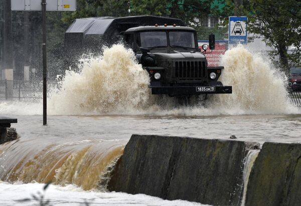 Грузовой автомобиль на подтопленной в результате ливневых дождей улице в Керчи