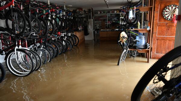 Подтопленный в результате ливневых дождей магазин велосипедов в Керчи