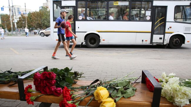 Цветы у места взрыва автобуса в Воронеже