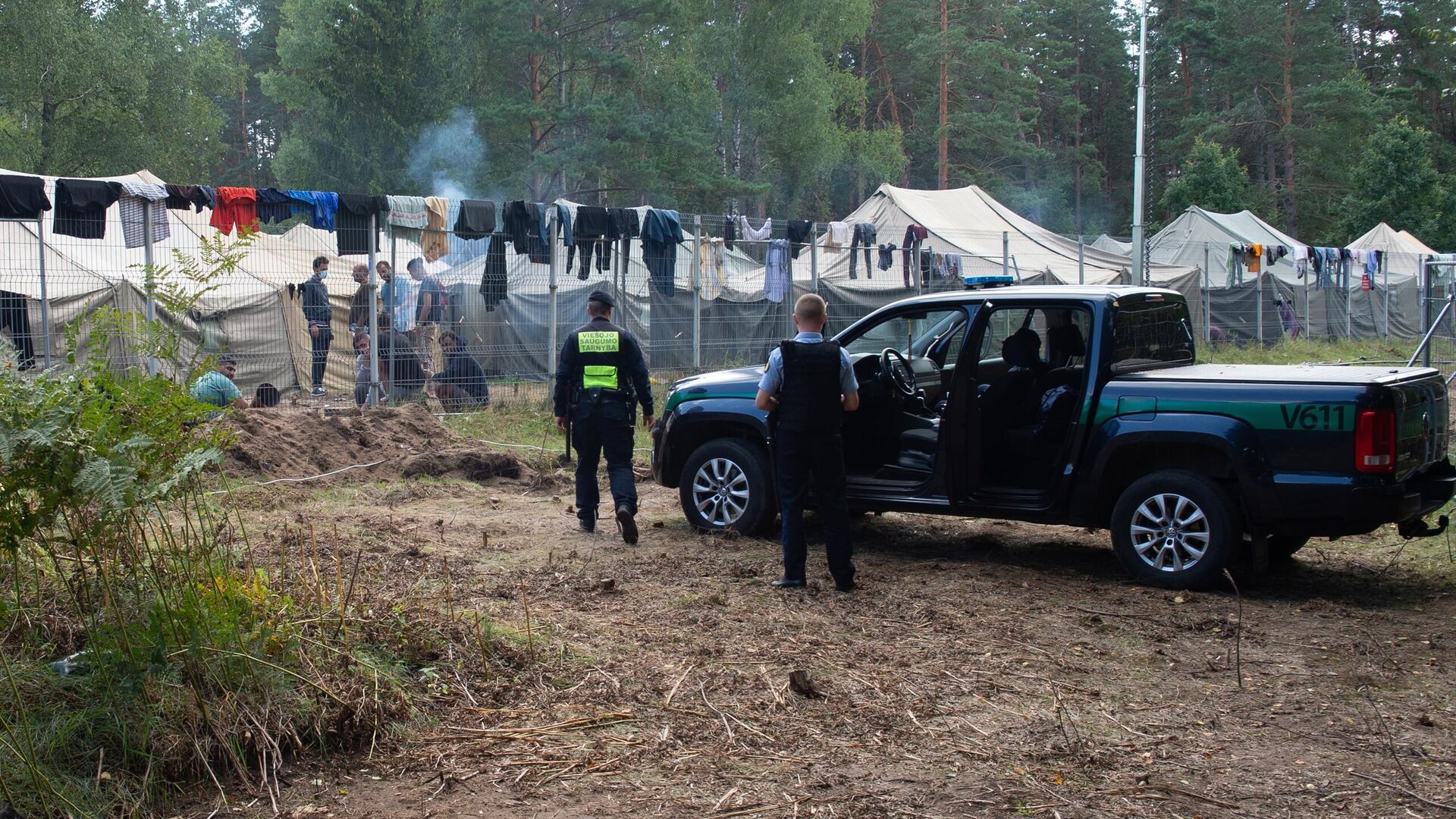 Полицейские возле лагеря мигрантов на литовско-белорусской границе - РИА Новости, 1920, 26.09.2021