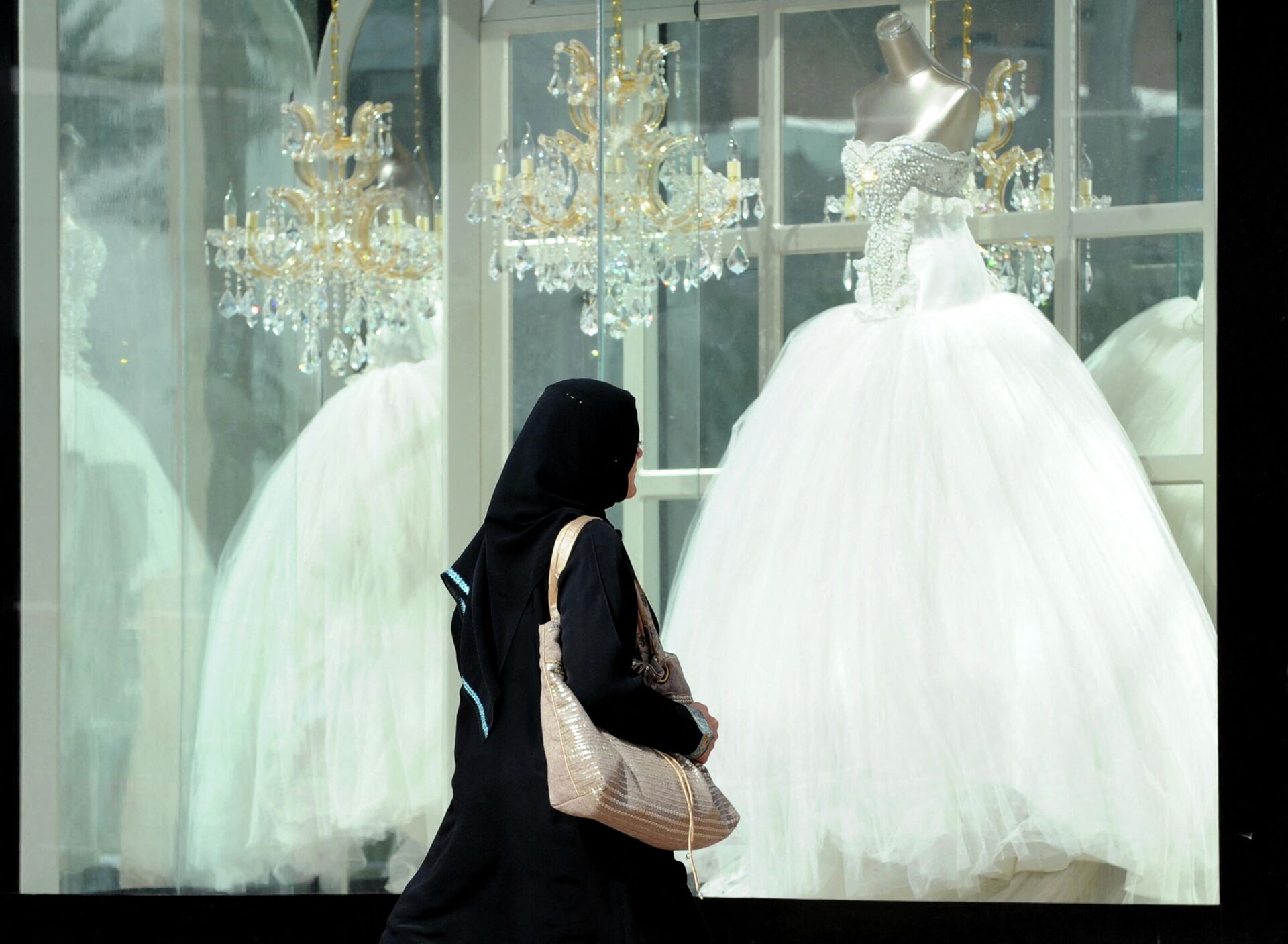 Девушка проходит мимо свадебного салона в Эр-Рияде, Саудовская Аравия  - РИА Новости, 1920, 13.08.2021