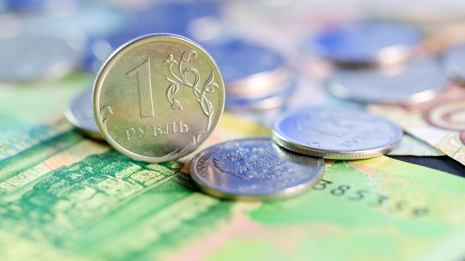 Рубль вернулся в топ-20 самых популярных валют мира