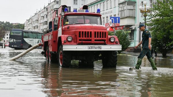 Сотрудники МЧС во время ликвидации последствий подтоплений после сильного ливня в Керчи