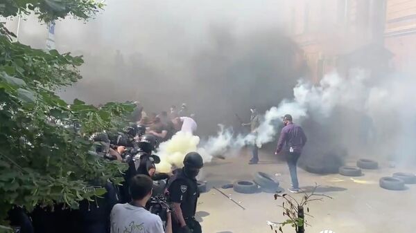 Столкновения между полицией и националистами начались у офиса Зеленского в Киеве
