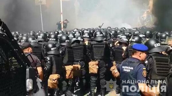 Столкновения между полицией и националистами начались у офиса Зеленского в Киеве