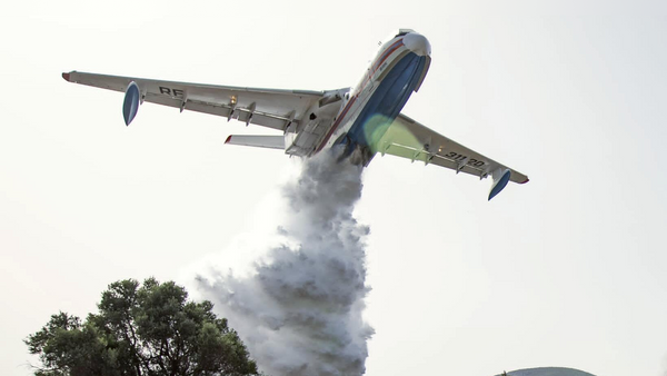 Российский самолет-амфибия Бе-200, задействованный для тушения пожаров в Турции