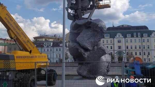 В центре Москвы устанавливают скульптуру в виде огромного кома глины
