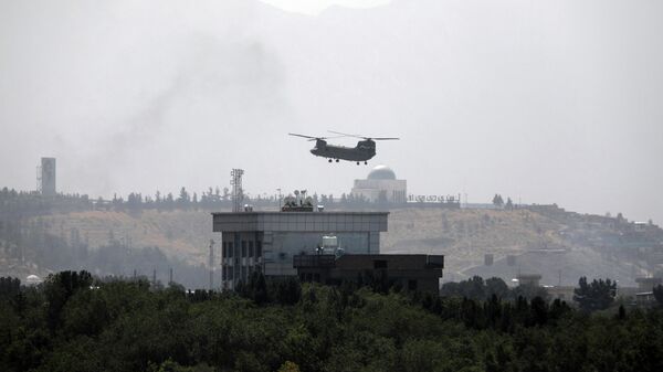 Вертолет США Chinook пролетает над посольством США в Кабуле