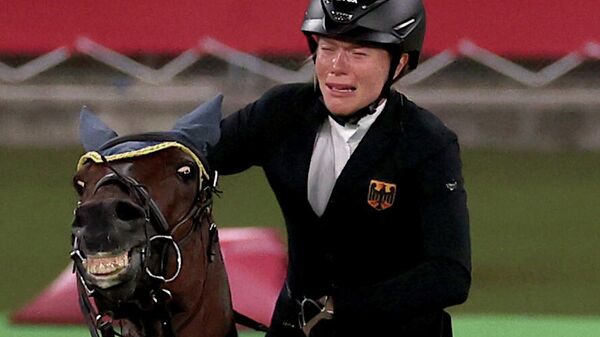 Конь Saint Boy во время выступления немецкой пятиборки Анники Шлой на Олимпиаде в Токио