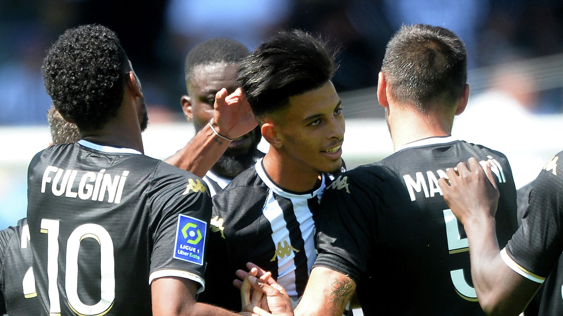 Angers' French midfielder Azzedine Ounahi (C) celebrates with teammates after he scored a third goal for his team, during the French L1 football match between Angers SCO and Olympique Lyonnais, at the Raymond-Kopa Stadium, in Angers, western France, on August 15, 2021. (Photo by JEAN-FRANCOIS MONIER / AFP) - РИА Новости, 1920, 15.08.2021