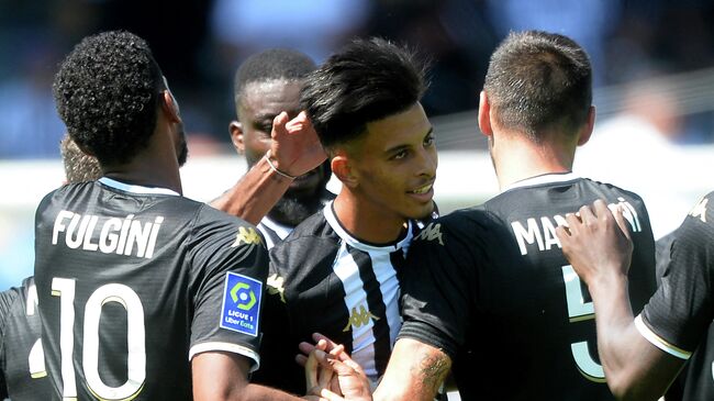 Angers' French midfielder Azzedine Ounahi (C) celebrates with teammates after he scored a third goal for his team, during the French L1 football match between Angers SCO and Olympique Lyonnais, at the Raymond-Kopa Stadium, in Angers, western France, on August 15, 2021. (Photo by JEAN-FRANCOIS MONIER / AFP)