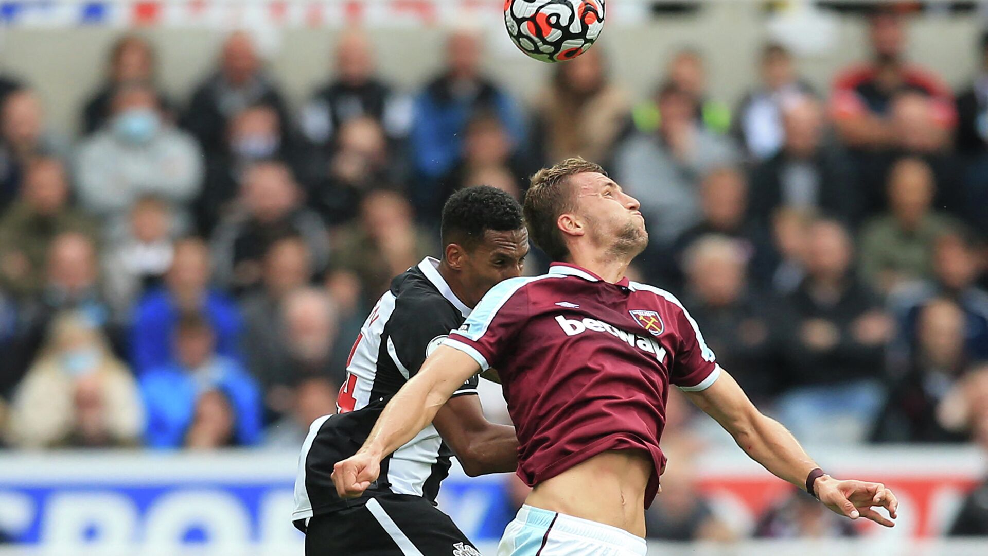 Newcastle United's English midfielder Isaac Hayden (L) vies with West Ham United's Czech midfielder Tomas Soucek (R) during the English Premier League football match between Newcastle United and West Ham United at St James' Park in Newcastle-upon-Tyne, north east England on August 15, 2021. (Photo by Lindsey Parnaby / AFP) / RESTRICTED TO EDITORIAL USE. No use with unauthorized audio, video, data, fixture lists, club/league logos or 'live' services. Online in-match use limited to 120 images. An additional 40 images may be used in extra time. No video emulation. Social media in-match use limited to 120 images. An additional 40 images may be used in extra time. No use in betting publications, games or single club/league/player publications. /  - РИА Новости, 1920, 15.08.2021