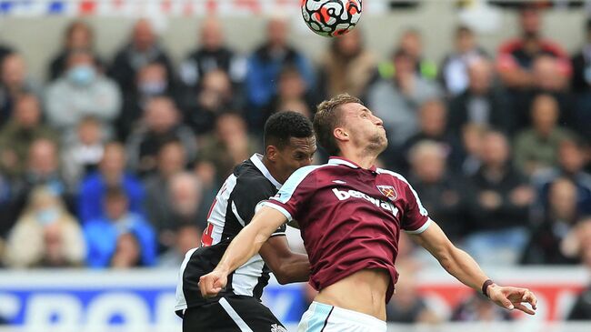 Newcastle United's English midfielder Isaac Hayden (L) vies with West Ham United's Czech midfielder Tomas Soucek (R) during the English Premier League football match between Newcastle United and West Ham United at St James' Park in Newcastle-upon-Tyne, north east England on August 15, 2021. (Photo by Lindsey Parnaby / AFP) / RESTRICTED TO EDITORIAL USE. No use with unauthorized audio, video, data, fixture lists, club/league logos or 'live' services. Online in-match use limited to 120 images. An additional 40 images may be used in extra time. No video emulation. Social media in-match use limited to 120 images. An additional 40 images may be used in extra time. No use in betting publications, games or single club/league/player publications. / 