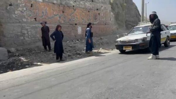 Талибы проверяют машины на дороге между Джелалабадом и Кабулом