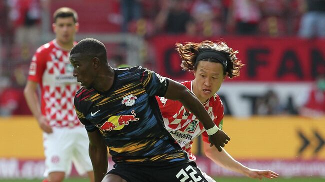 Mainz' Korean midfielder Jae-Sung Lee (R) and Leipzig's French defender Nordi Mukiele vie for the ball during the German first division Bundesliga football match between FSV Mainz 05 and RB Leipzig in Mainz, western Germany, on August 15, 2021. (Photo by Daniel ROLAND / AFP) / DFL REGULATIONS PROHIBIT ANY USE OF PHOTOGRAPHS AS IMAGE SEQUENCES AND/OR QUASI-VIDEO