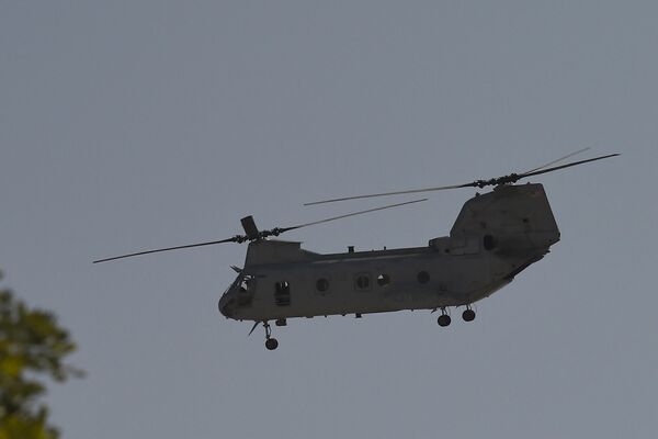 Военный вертолет США летит возле американского посольства в Кабуле