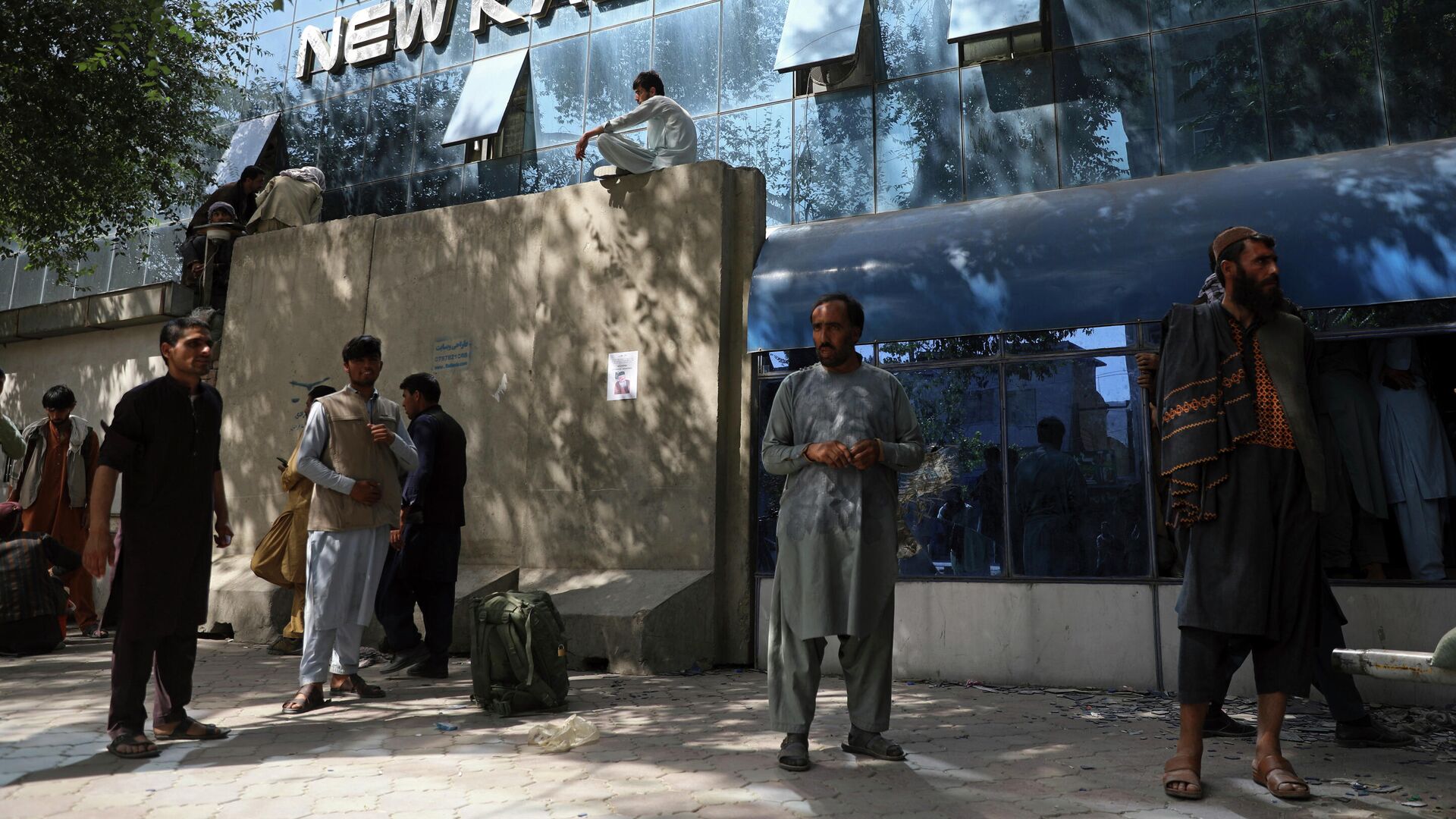 Афганцы в очереди в банк для вывода денег, Кабул - РИА Новости, 1920, 23.01.2022