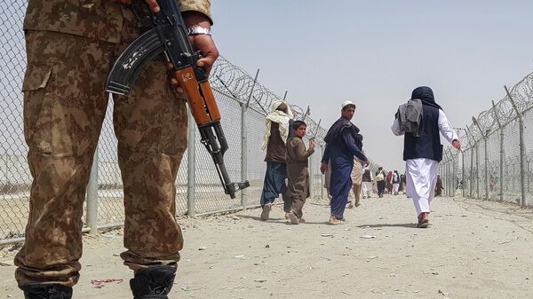 Афганские граждане на пакистано-афганской границе в Чамане