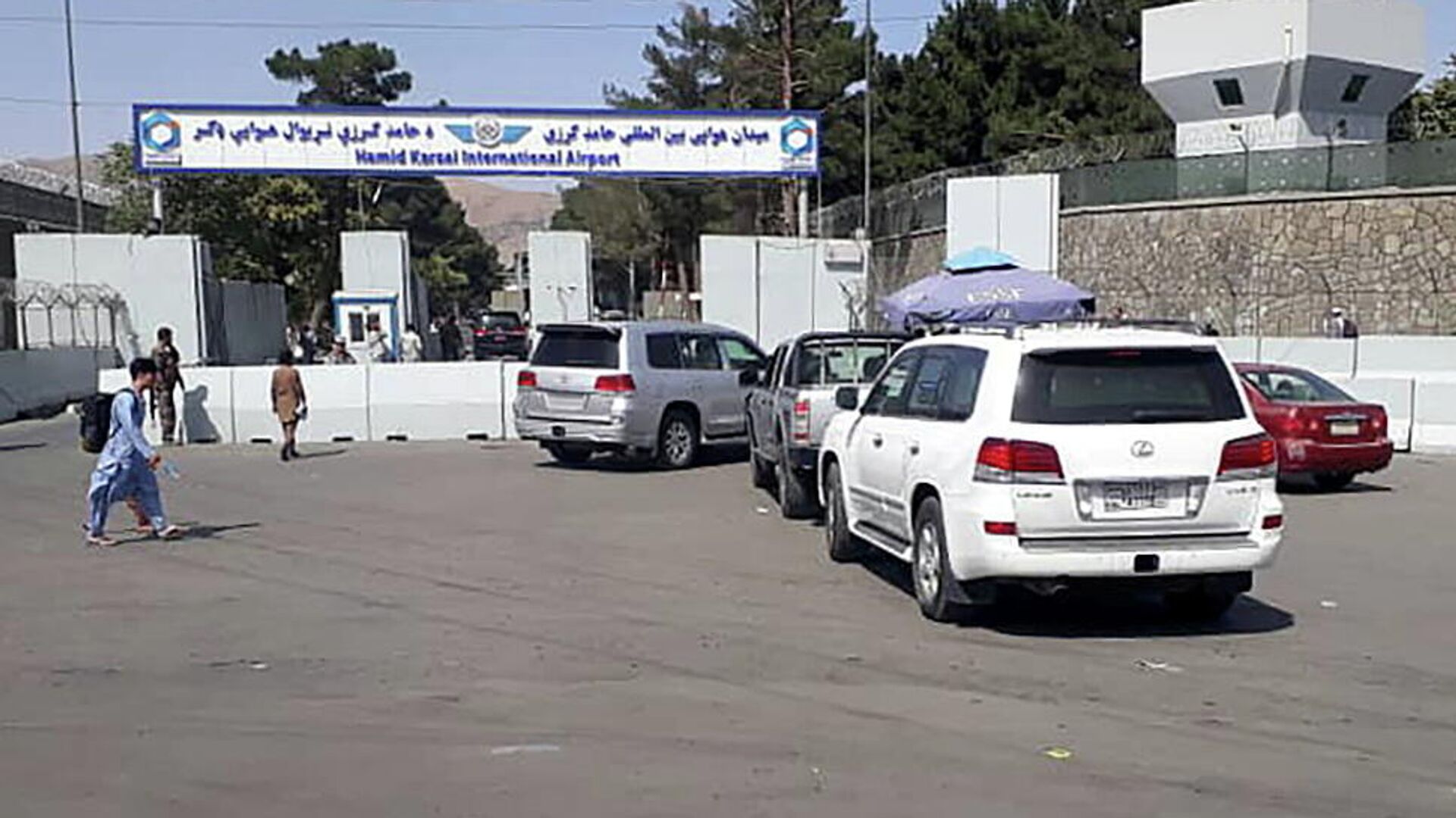 Афганская полиция проверяет автомобили у въездных ворот международного аэропорта в Кабуле, Афганистан - РИА Новости, 1920, 15.08.2021