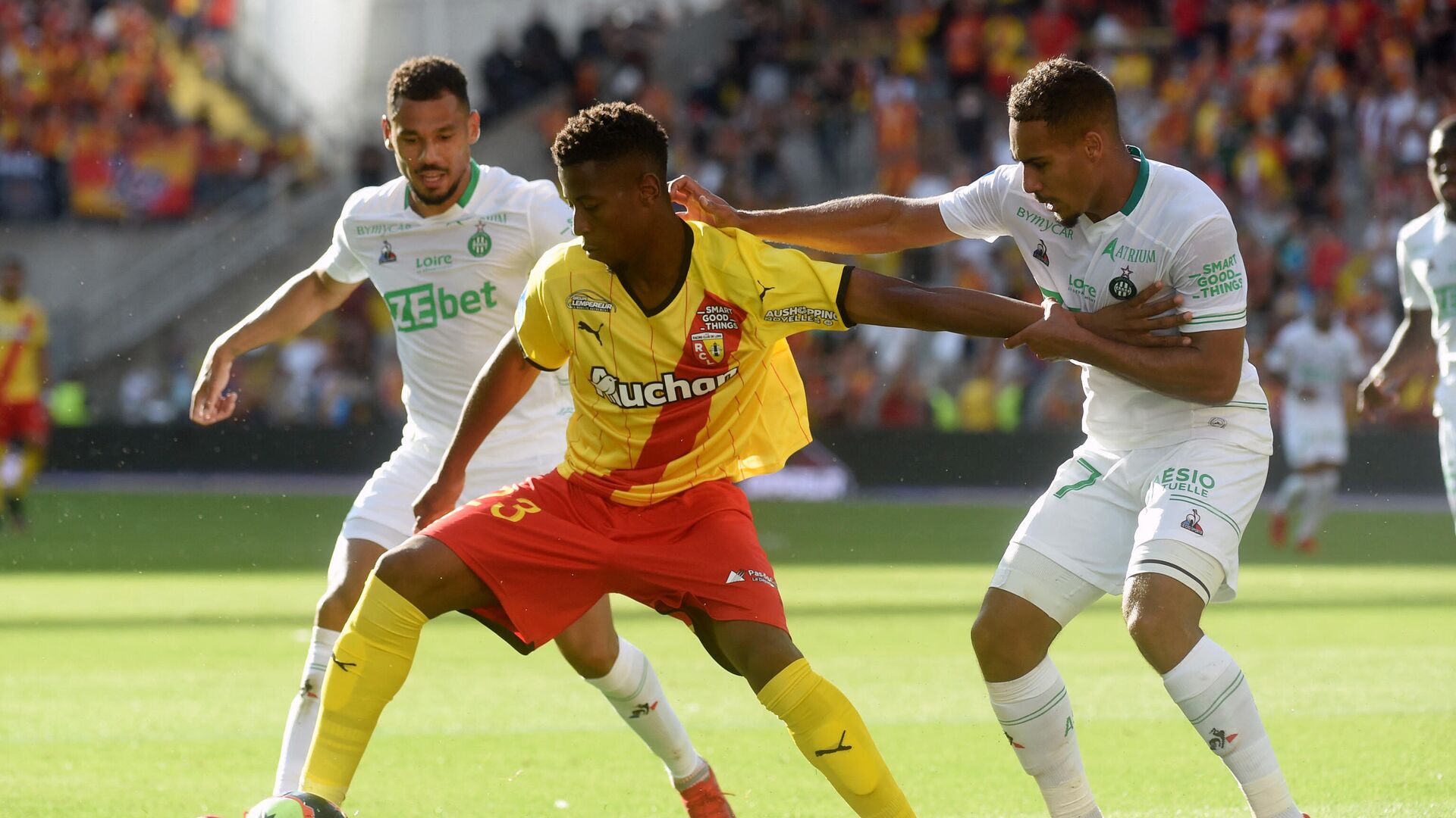 Lens's Bokote Banza and Saint Etienne's Yvann Macon fight for the ball during the French L1 football match between Lens and Saint-Etienne at the Bollaert Stadium in Lens, on August 15, 2021. (Photo by FRANCOIS LO PRESTI / AFP) - РИА Новости, 1920, 15.08.2021