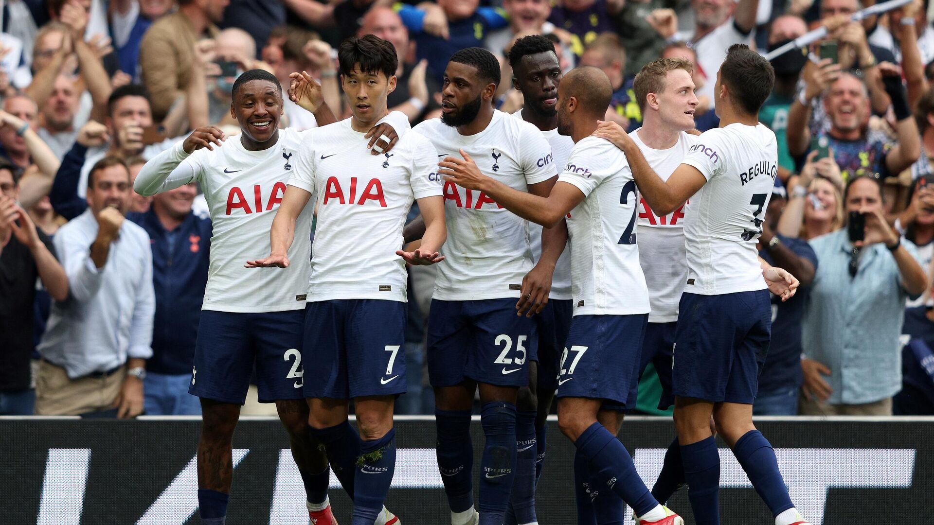 Tottenham Hotspur's South Korean striker Son Heung-Min (2L) celebrates scoring the opening goal during the English Premier League football match between Tottenham Hotspur and Manchester City at Tottenham Hotspur Stadium in London, on August 15, 2021. (Photo by Adrian DENNIS / AFP) / RESTRICTED TO EDITORIAL USE. No use with unauthorized audio, video, data, fixture lists, club/league logos or 'live' services. Online in-match use limited to 120 images. An additional 40 images may be used in extra time. No video emulation. Social media in-match use limited to 120 images. An additional 40 images may be used in extra time. No use in betting publications, games or single club/league/player publications. /  - РИА Новости, 1920, 15.08.2021