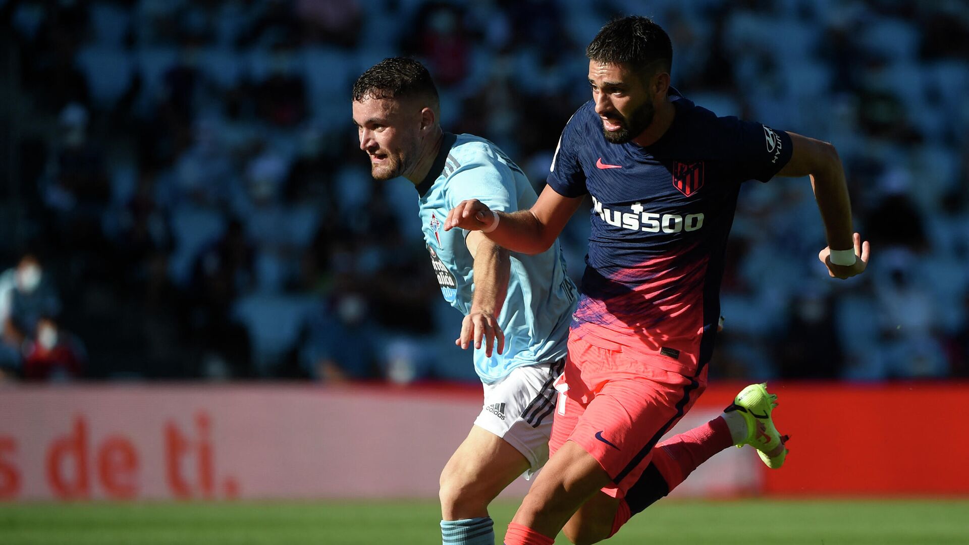 Atletico Madrid's Belgian midfielder Yannick Ferreira-Carrasco (R) fights for the ball with Celta Vigo's Spanish midfielder Javi Galan during the Spanish League football match between Celta Vigo and Atletico Madrid at the Balaidos stadium in Vigo on August 15, 2021. (Photo by MIGUEL RIOPA / AFP) - РИА Новости, 1920, 15.08.2021