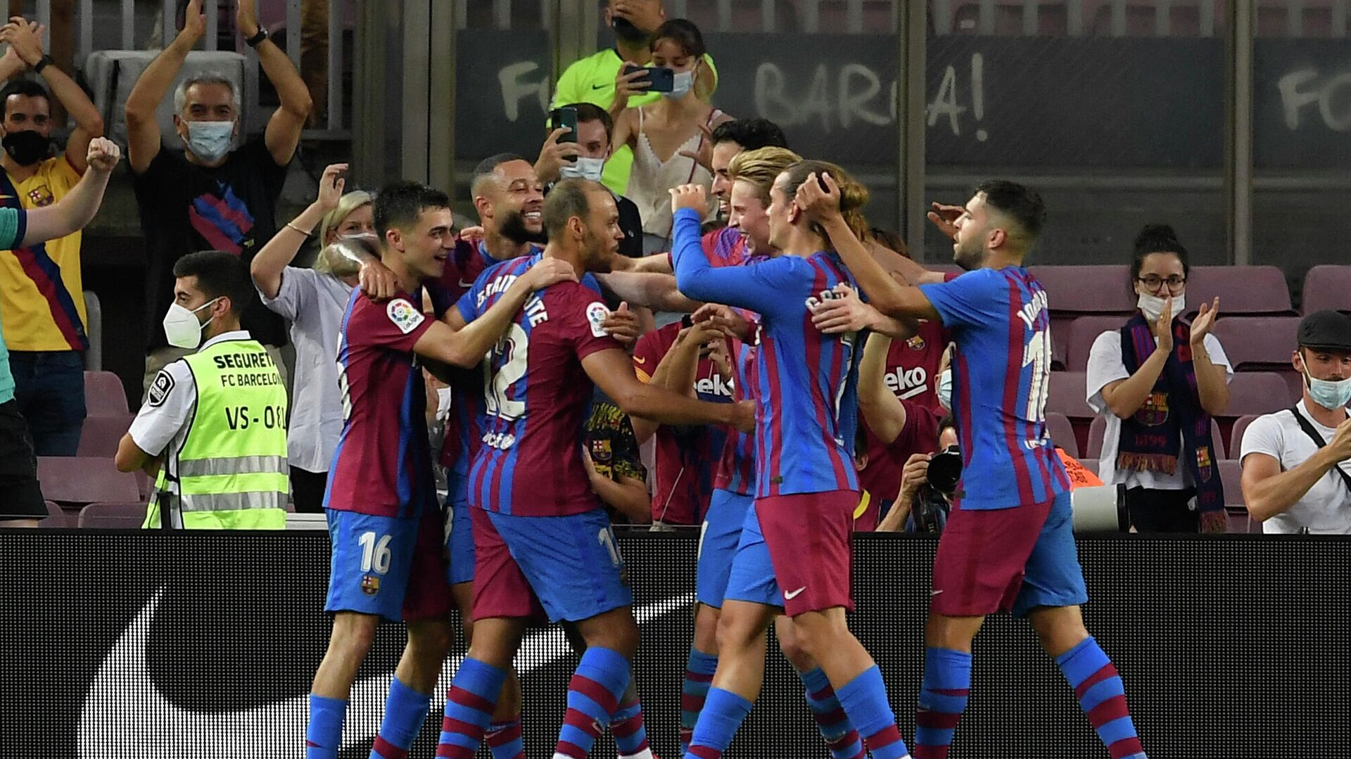 Barcelona's Danish forward Martin Braithwaite (3L) celebrates with teammates after scoring during the Spanish League football match between Barcelona and Real Sociedad at the Camp Nou stadium in Barcelona on August 15, 2021. (Photo by Josep LAGO / AFP) - РИА Новости, 1920, 15.08.2021