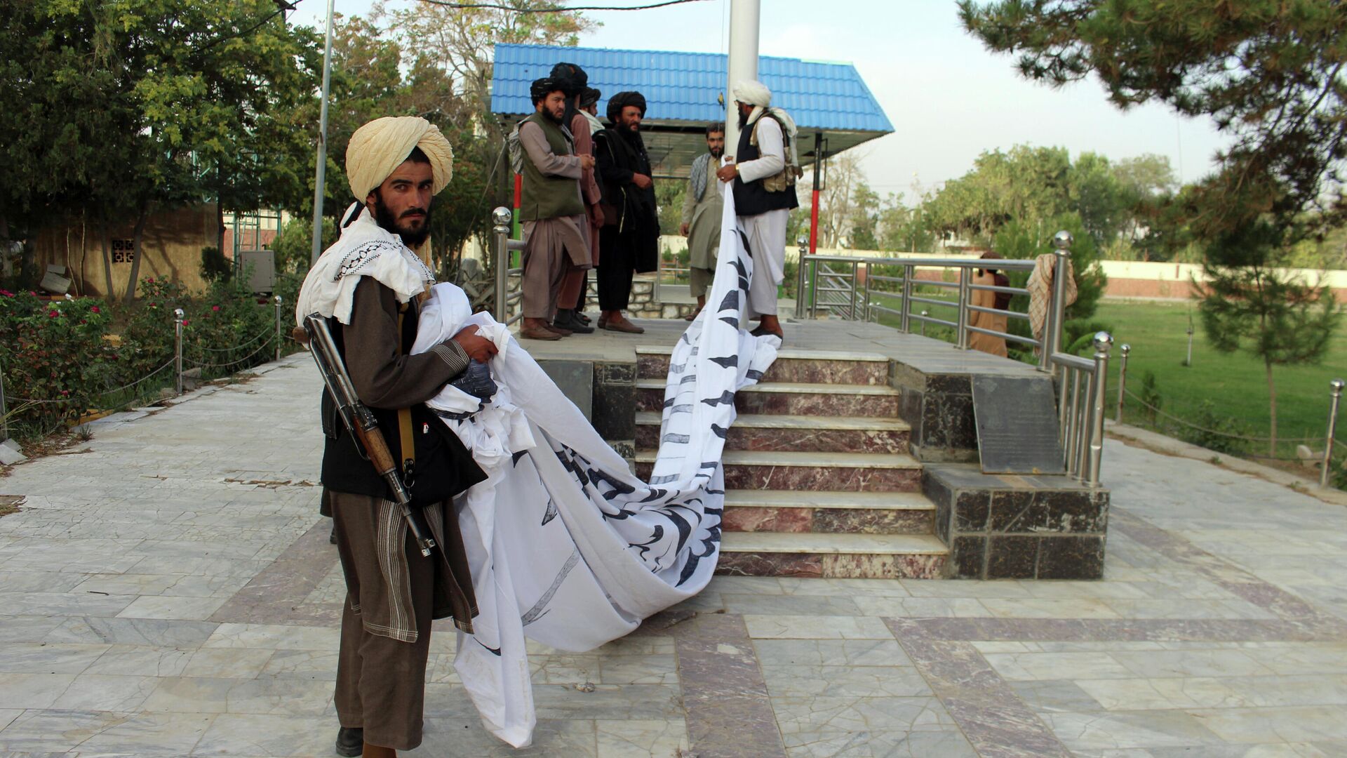 Боевики Талибана* поднимают свой флаг у резиденции губернатора провинции Газни, юго-восток Афганистана - РИА Новости, 1920, 18.08.2021
