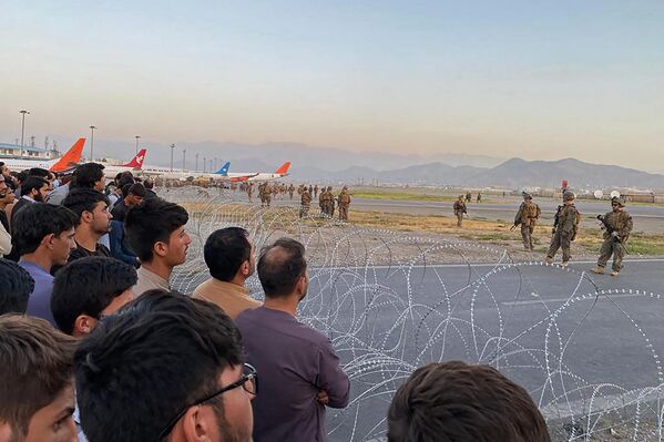 Американские военные в аэропорту Кабула, Афганистан 