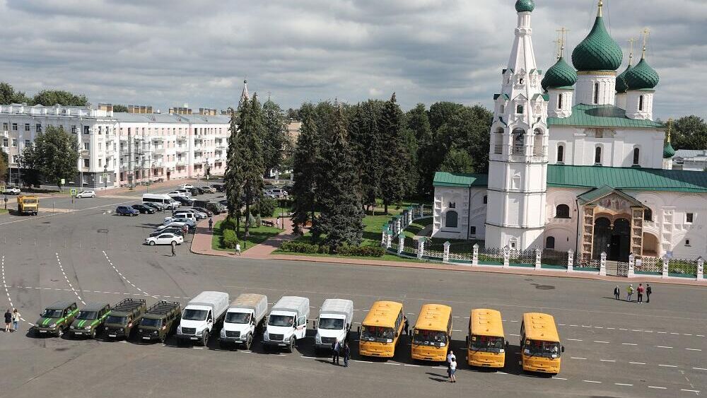 Ярославский губернатор вручил ключи от новой техники школам и больницам - РИА Новости, 1920, 13.08.2021