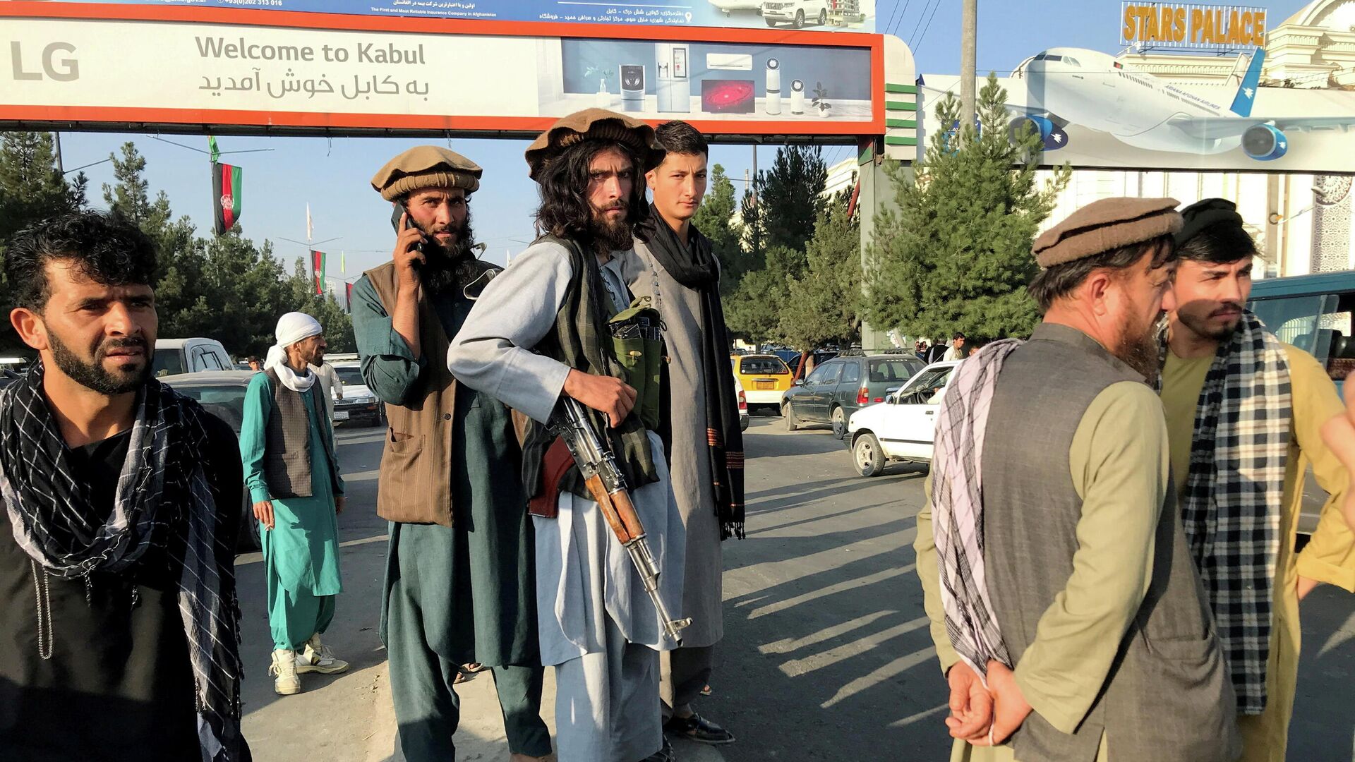 Боевики Талибана* в аэропорту Кабула - РИА Новости, 1920, 16.08.2021