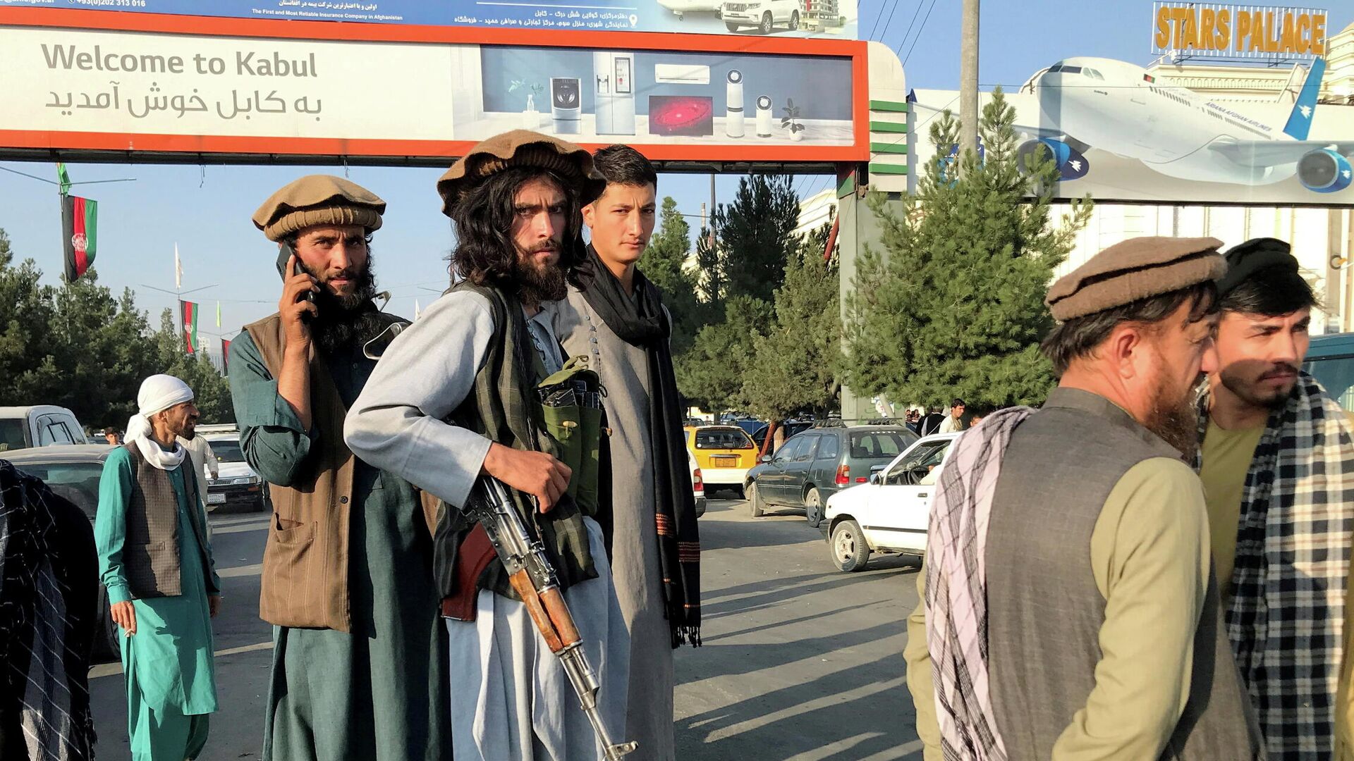 Боевики Талибана* в аэропорту Кабула - РИА Новости, 1920, 16.08.2021
