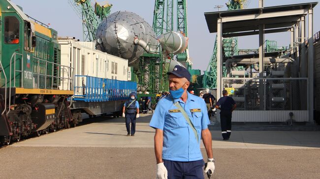 Вывоз ракеты-носителя Союз-2.16 с разгонным блоком Фрегат на стартовый комплекс космодрома Байконур. 16 августа 2021