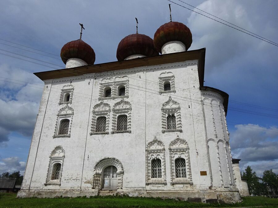 Благовещенская церковь, в которой нет двух одинаковых кокошников (украшений) над окнами