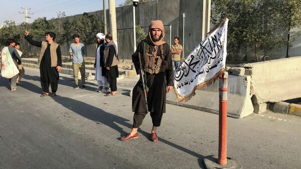 Боевики Талибана* у здания Министерства внутренних дел в Кабуле