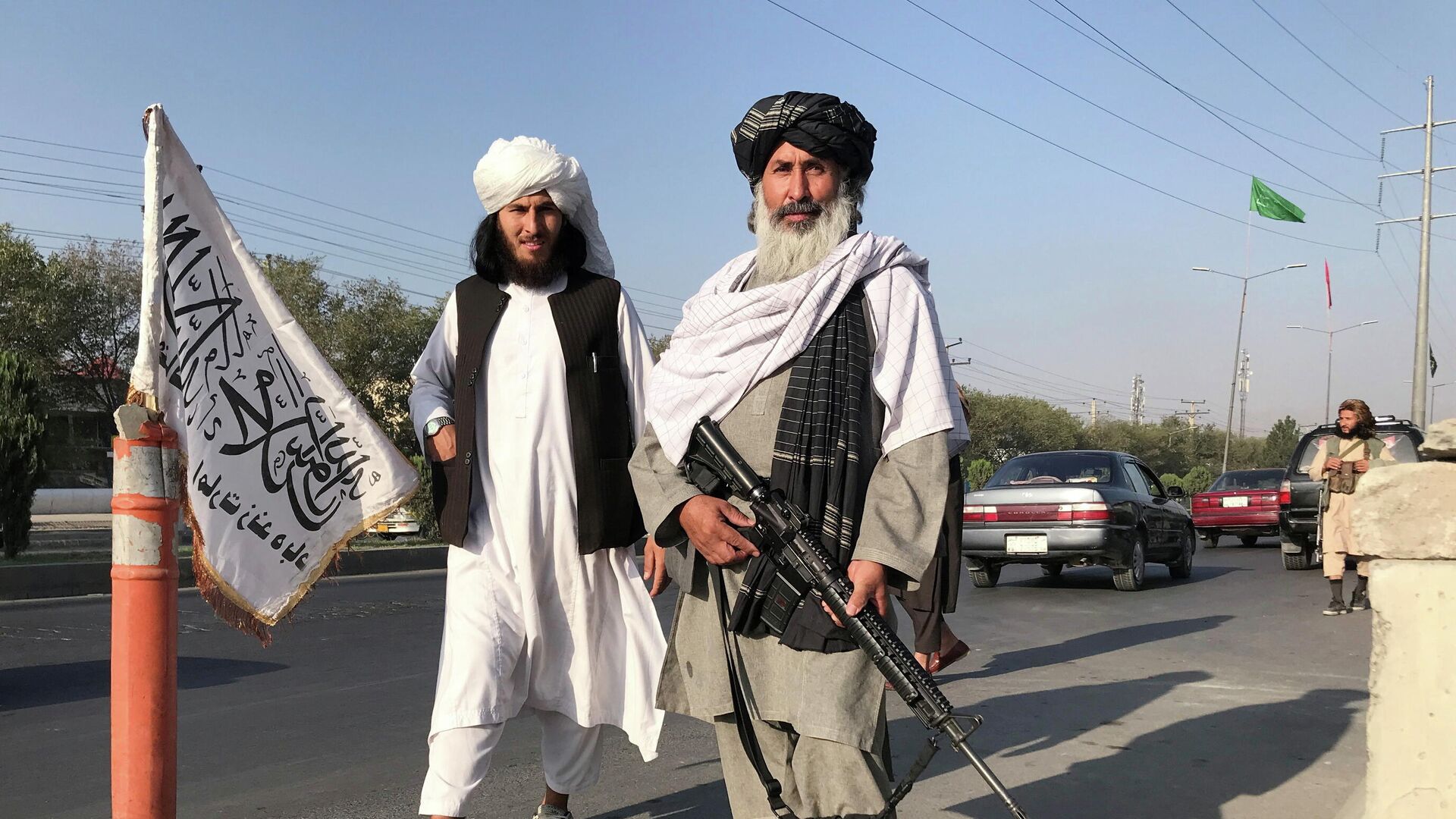 Боевики Талибана* у здания Министерства внутренних дел в Кабуле - РИА Новости, 1920, 17.08.2021