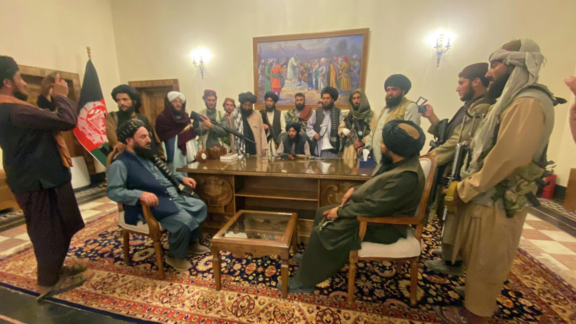 Боевики Талибана* в президентском дворце в Кабуле - РИА Новости, 1920, 17.08.2021