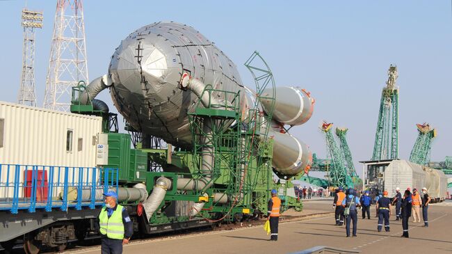 Вывоз ракеты-носителя Союз-2.16 с разгонным блоком Фрегат на стартовый комплекс космодрома Байконур