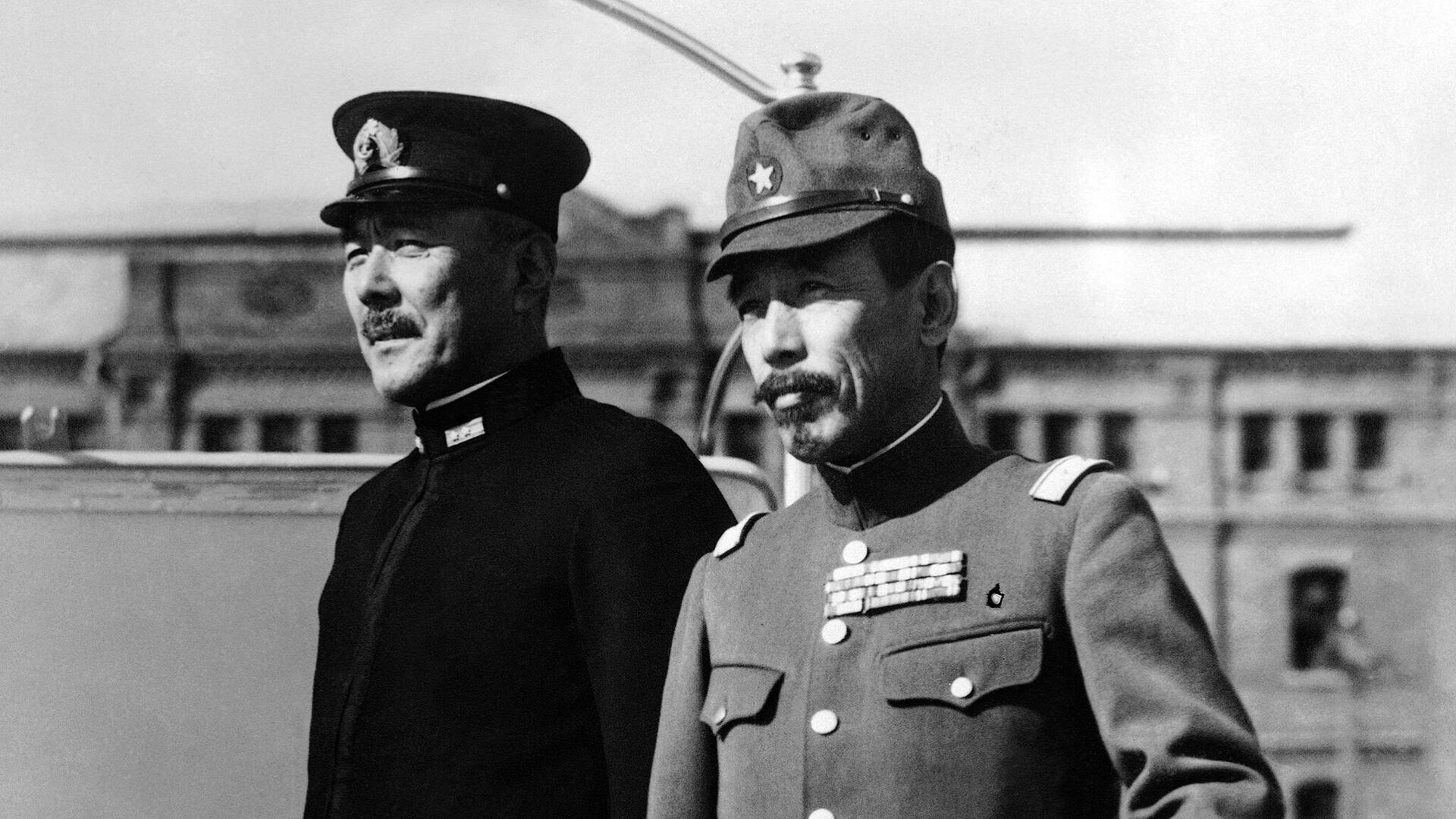Вице-адмирал Коширо Оикава и Генерал-лейтенант Отодзо Ямада  на борту крейсера Идзумо, флагмана японского флота в водах Китая, 27 января 1939 года - РИА Новости, 1920, 30.08.2021