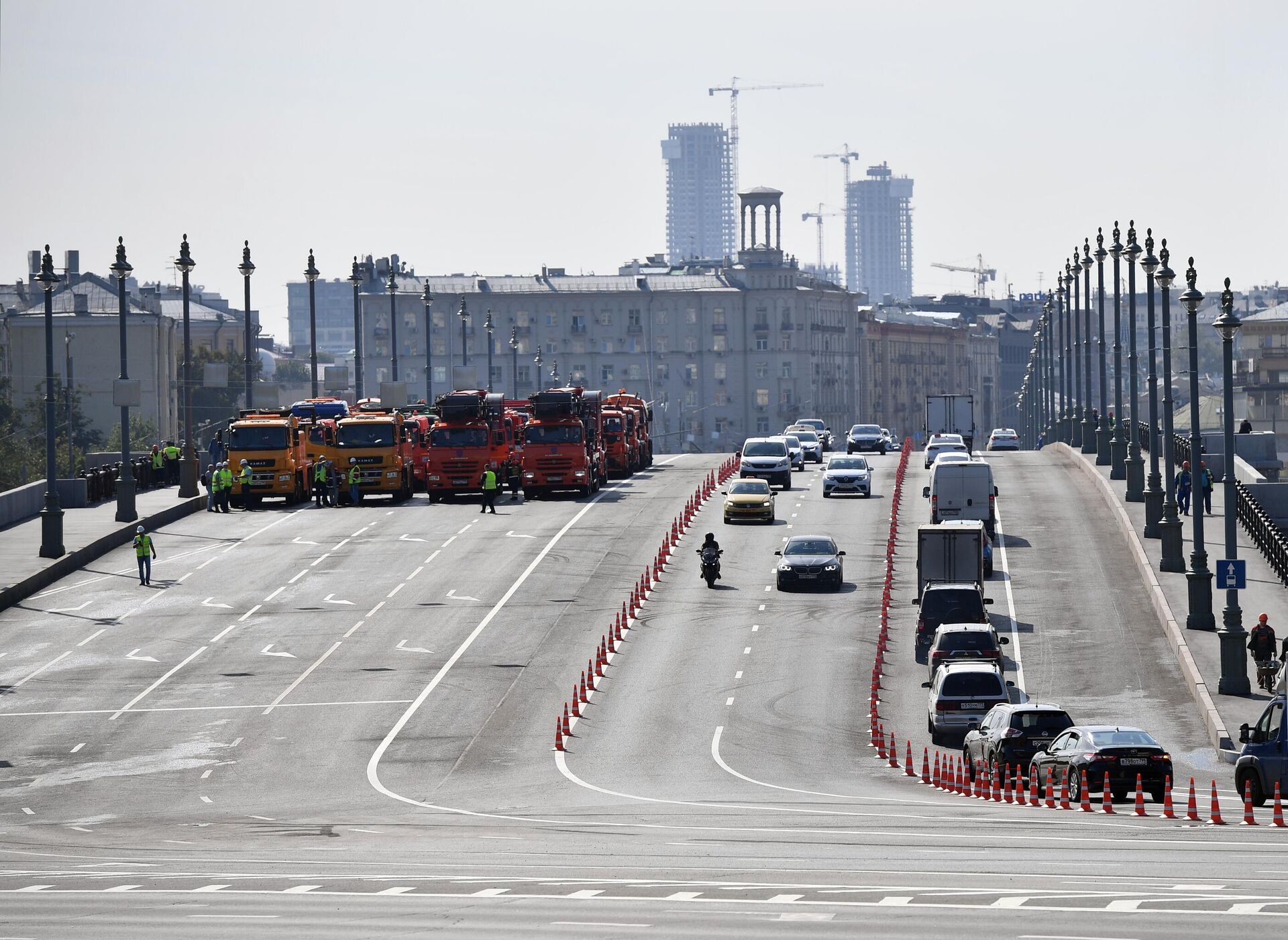 Проезд грузовых автомобилей по Большому Каменному мосту, открытому после ремонта - РИА Новости, 1920, 16.08.2021