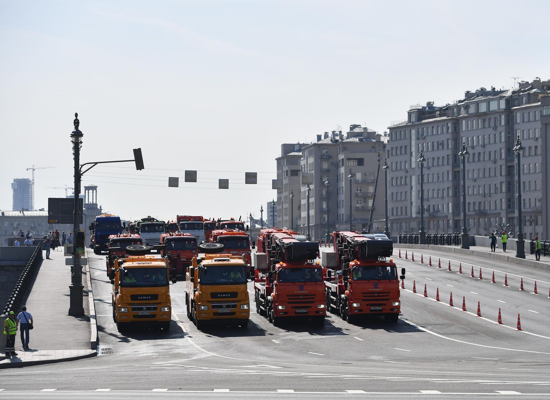 Проезд грузовых автомобилей по Большому Каменному мосту, открытому после ремонта - РИА Новости, 1920, 16.08.2021