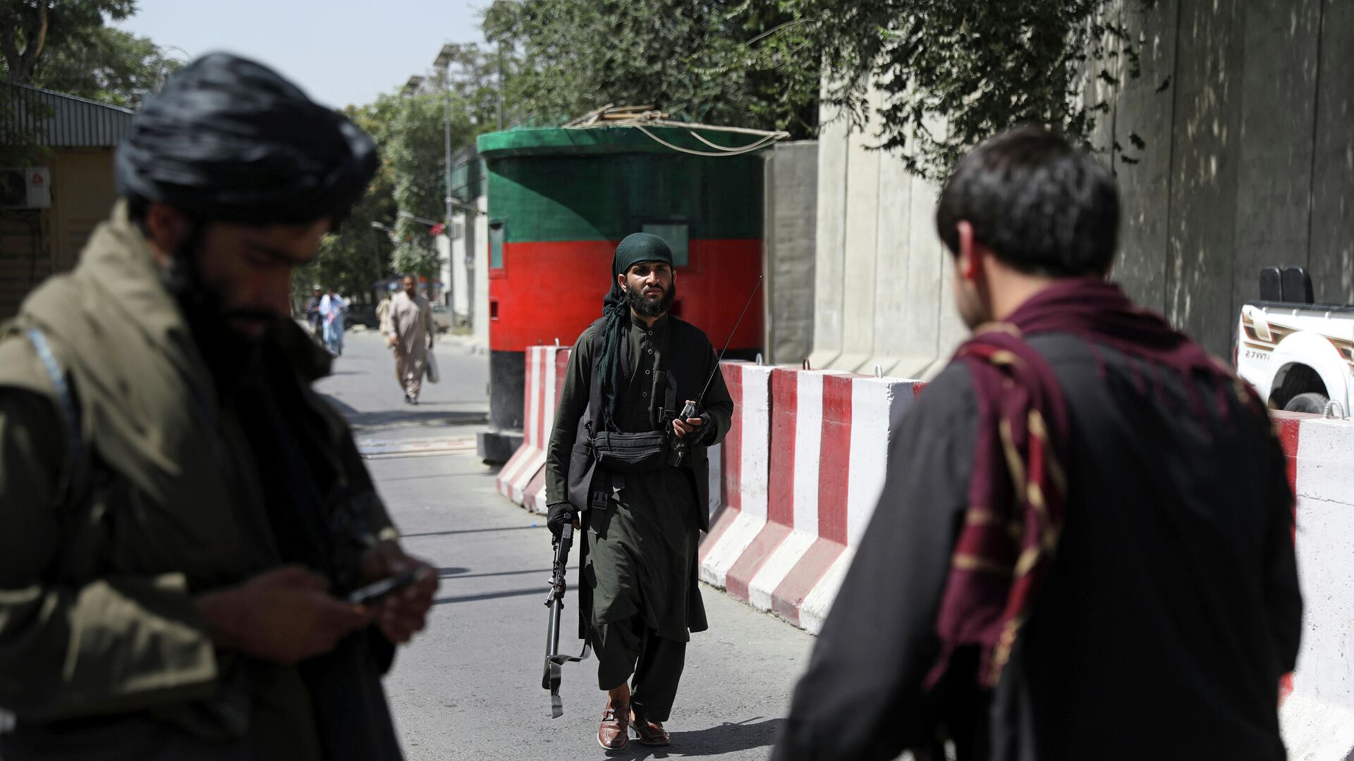 Боевик Талибана* на дороге к Министерству иностранных дел Афганистана в Кабуле - РИА Новости, 1920, 01.12.2021